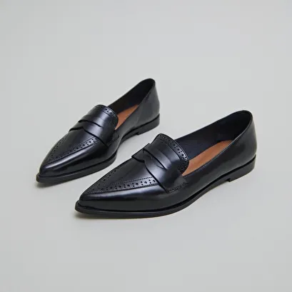 Loafers with pointed toes in black glazed leather