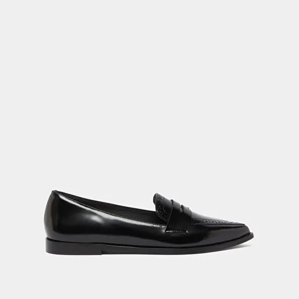 Loafers with pointed toes in black glazed leather