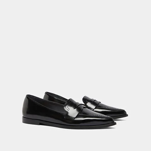 Loafers with pointed toes in black glazed leather