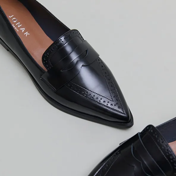 Loafers with pointed toes in black glazed leather