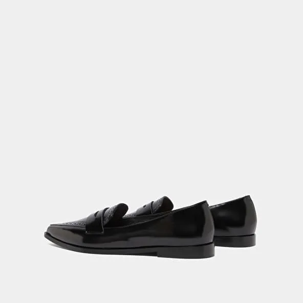 Loafers with pointed toes in black glazed leather