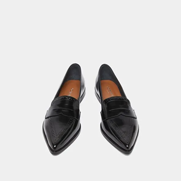 Loafers with pointed toes in black glazed leather