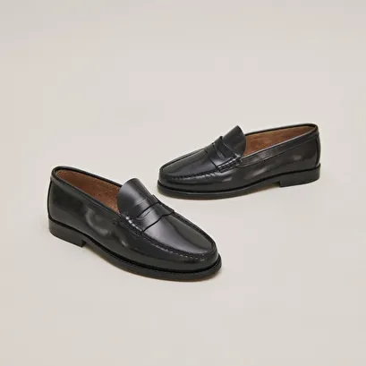 Round-toed loafers in black shiny leather