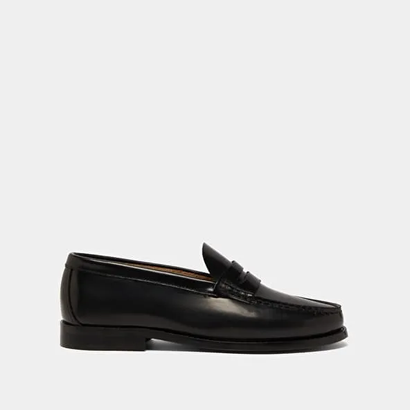 Round-toed loafers in black shiny leather