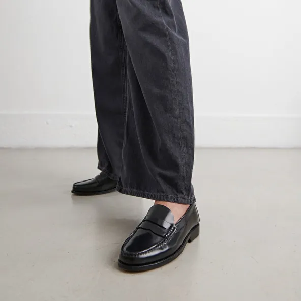 Round-toed loafers in black shiny leather