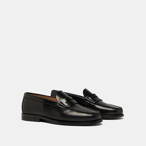 Round-toed loafers in black shiny leather