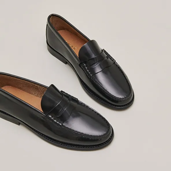 Round-toed loafers in black shiny leather