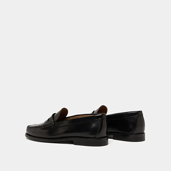 Round-toed loafers in black shiny leather