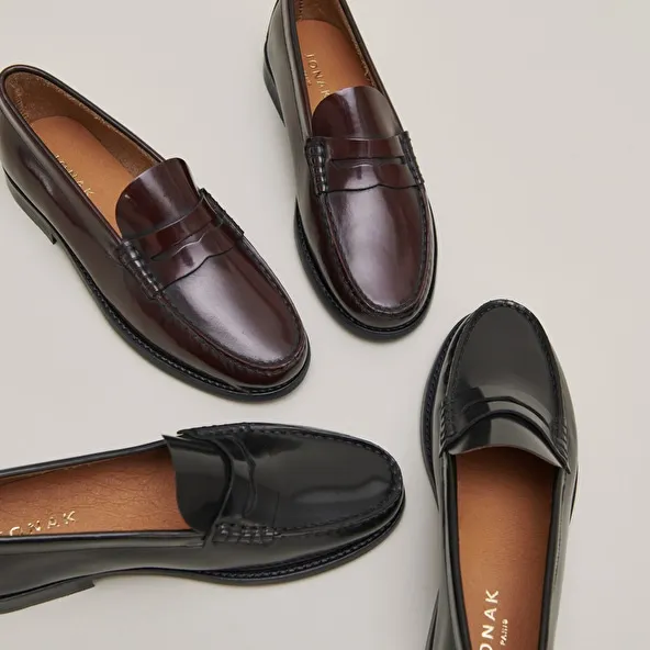 Round-toed loafers in black shiny leather