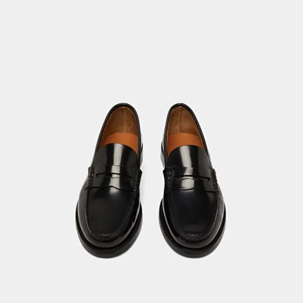 Round-toed loafers in black shiny leather