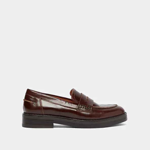 Round-toed loafers in brown leather