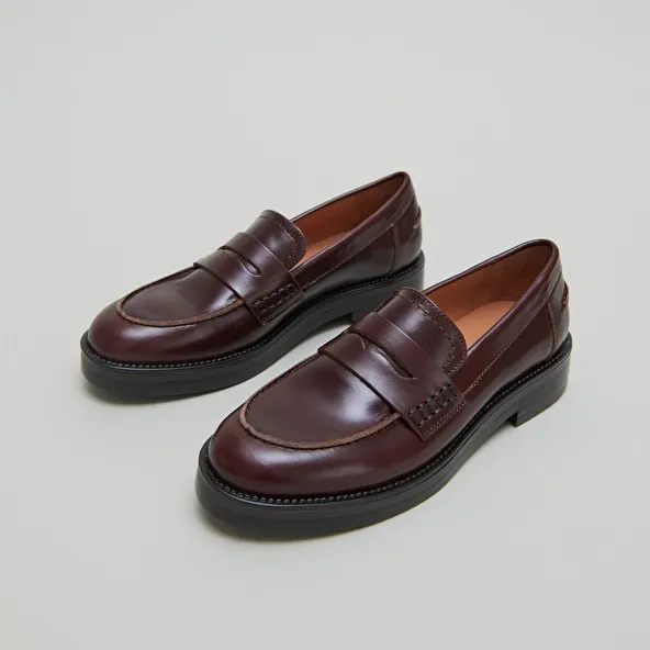 Round-toed loafers in brown leather