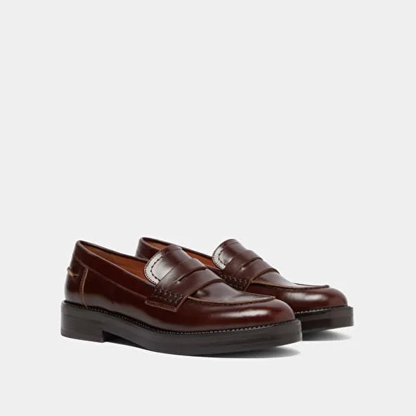 Round-toed loafers in brown leather