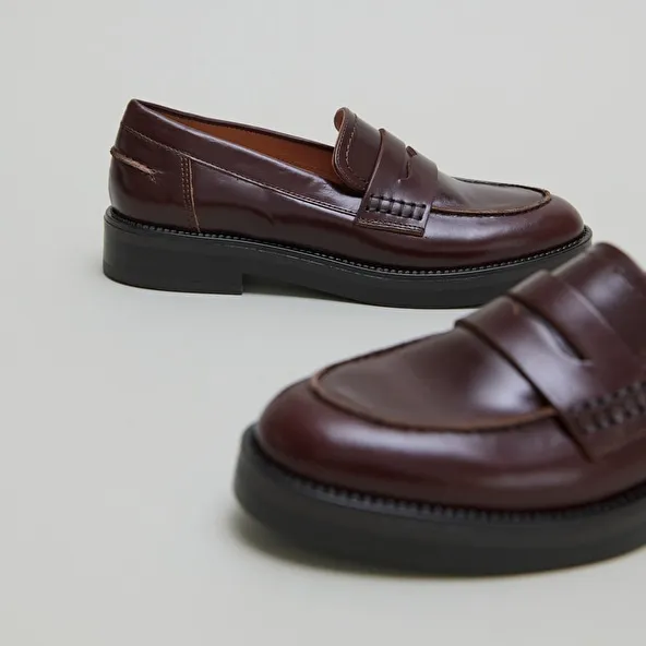 Round-toed loafers in brown leather