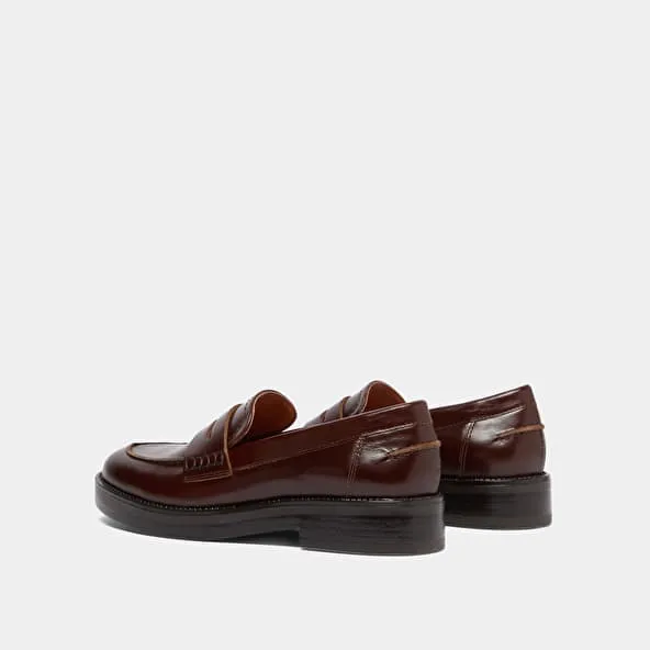 Round-toed loafers in brown leather