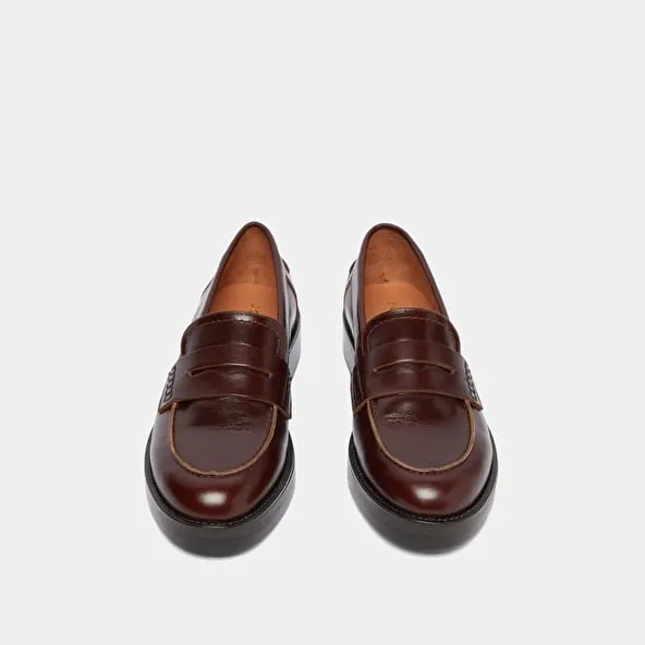 Round-toed loafers in brown leather